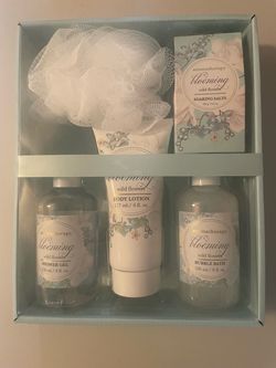 Brand New Aromatherapy "Wild Flowers" Spa Bath Gift Set - 5 Piece