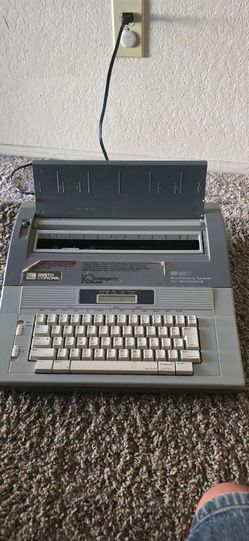 Smith Corona SD 880 Word Processing Typewriter