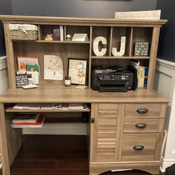 Beautiful Sauder desk w/ Hutch 