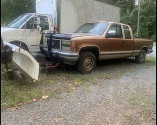 Plow truck with 2,000 miles on rebuilt motor & rebuilt trans & 8 foot blade.  Will Trade read add⬇️