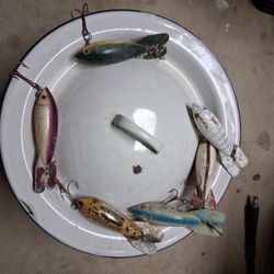 OLD FISHING PLUG LURES. SIX ( x6 ) of Them. a Bit Rusty,  But Collectible..asking $20.00