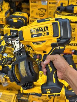 DEWALT 20V XR Brushless Roofing Nailer