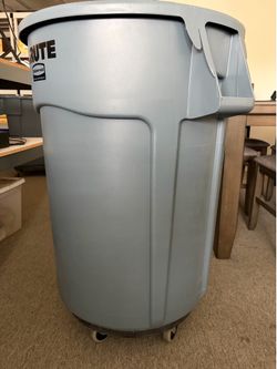 Rubbermaid Brute 44 Gallon Round Trash Can & Wheel Dolly