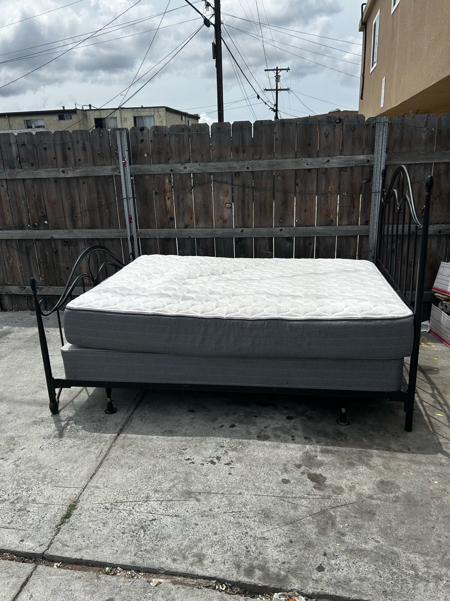 Bed/frame
