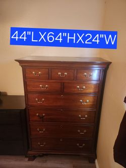 👀👉Solid wood tall dresser. It is only missing the handle (where the black cloth is used to pull the drawer). It is used but in good condition. Pleas