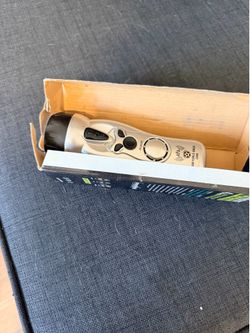 Hand powered flashlight