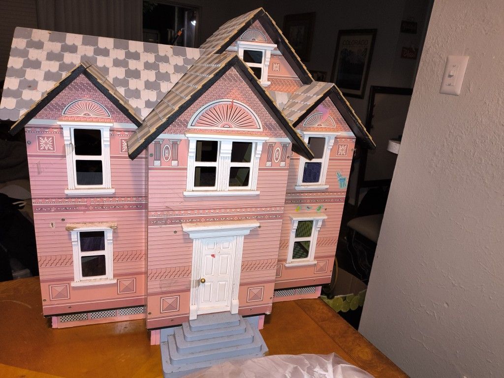 Melissa & Doug Classic Heirloom Victorian Wooden Dollhouse