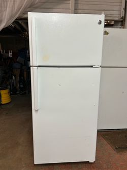 Top freezer refrigerator