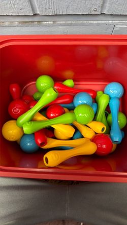 Magnetic building set with plastic rods and metal balls