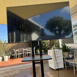 52‘’ LG Smart TV with stand（4wheeled）Like New