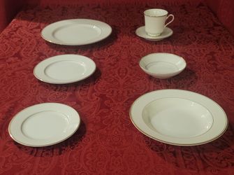 72 pc Mikasa Trousdale Ivory China Set with Gold Trim