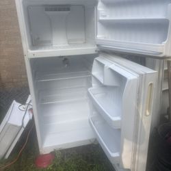 Good Running Ice Box  Work Cool Good  $ 150.00