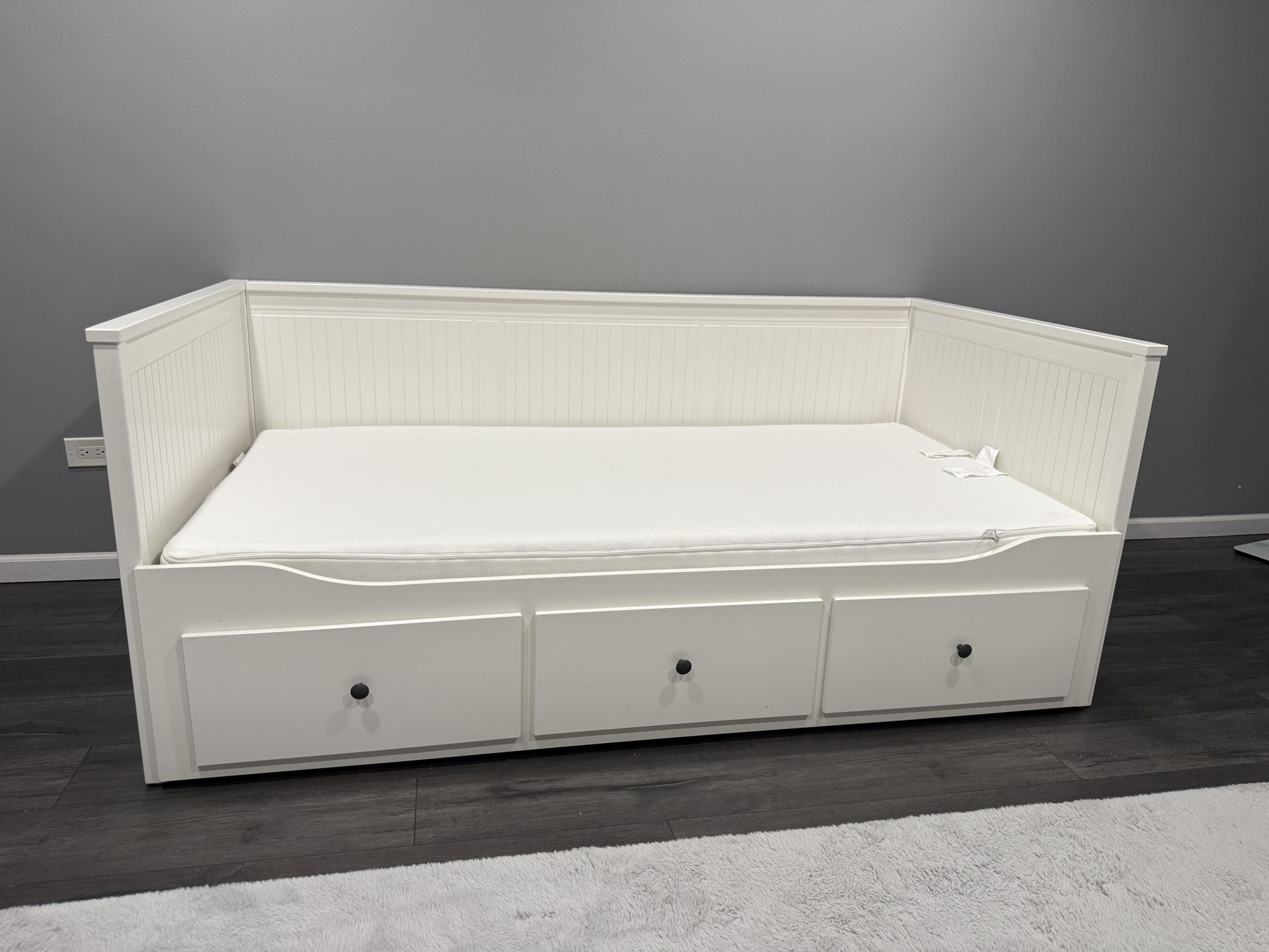 Daybed with Pull-Out Trundle and Storage Drawers