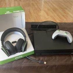 Xbox One X Con Control Y Audífonos  