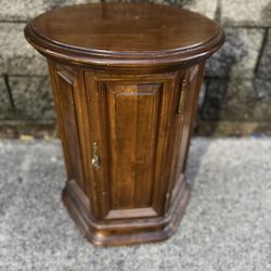 round accent table 