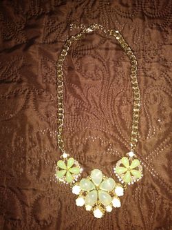 Collar dorado con verde/menta