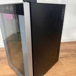 Wine refrigerator