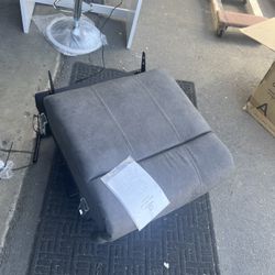 Electric Lift Recliner – NEW (in Box) 🔥  📦 Brand new in original box ⚠️ Missing back & side pieces (see pictures)  💺 Power recliner chair 🎮 Come