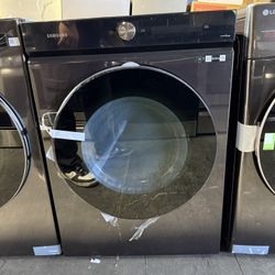 Brand new Samsung Bespoke 7.6 cu. ft. Ultra-Capacity Vented Gas Dryer in Brushed Black with Super Speed Dry and AI Smart Dial