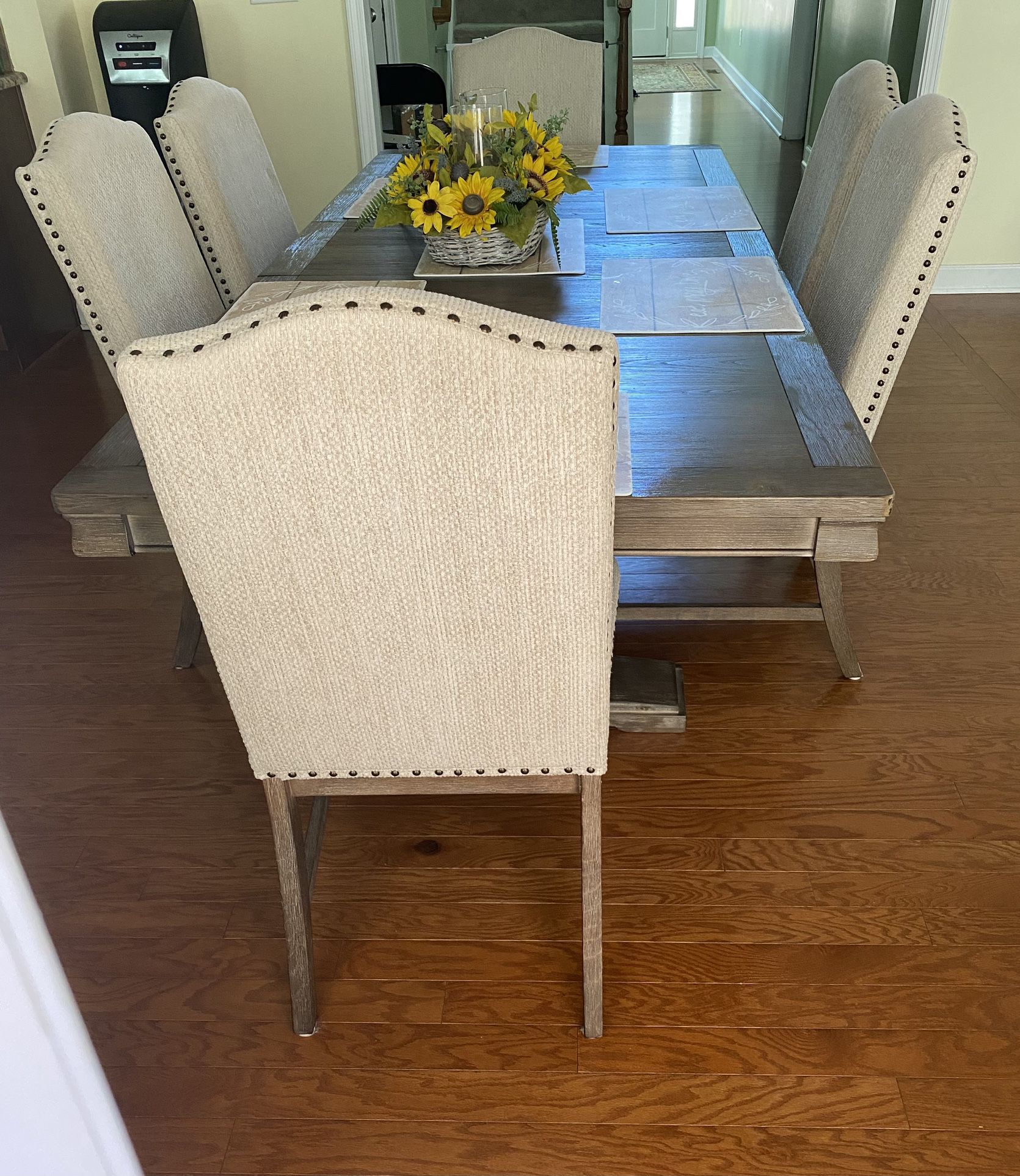 LIKE NEW! Beautiful Dining Set W/6 Chairs & 18” Leaf