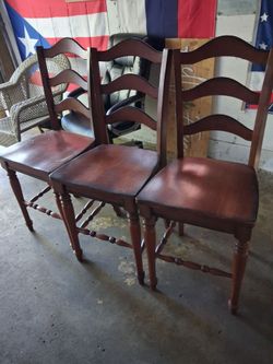 3 nice Looking wood Table chairs great condition