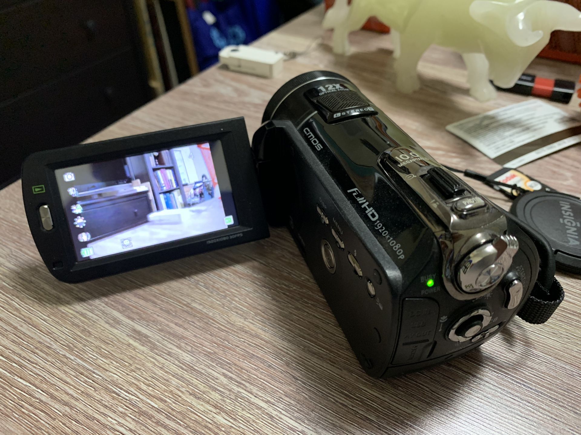 Insignia Camcorder (NS-DV111080F)