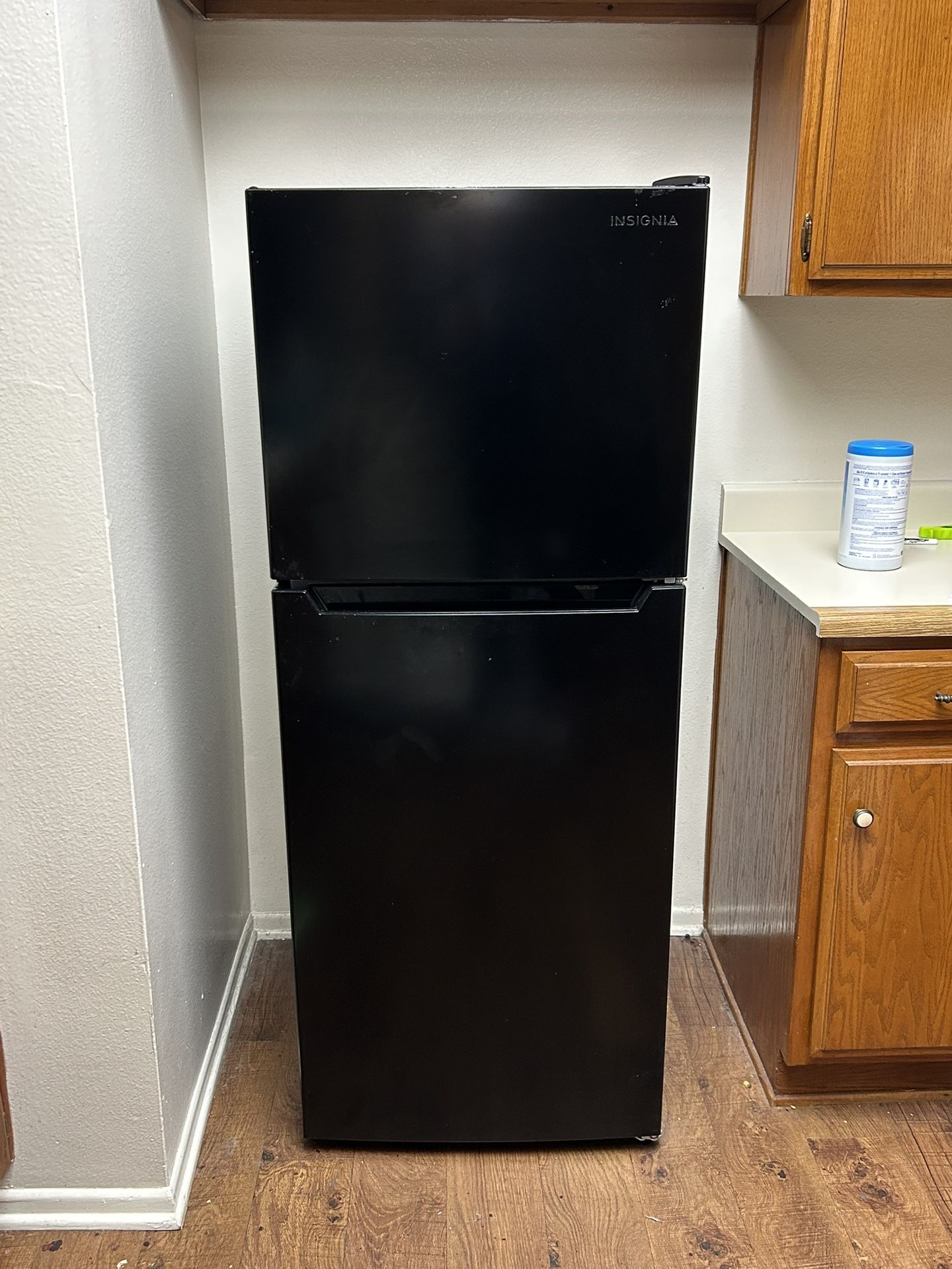Insignia 10.5 Cu Ft Top Freezer Refrigerator Black