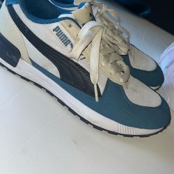 girls PUMAs size 3