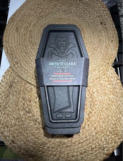 Smith & Clark TJMAXX Dracula Vampire 1.5qt Cast Iron Dutch Oven Coffin Loaf Pan