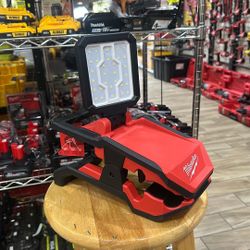 Milwaukee M18 18-Volt 2000 Lumens Lithium-Ion Cordless Rover LED Clamping Flood Light (Tool Only)
