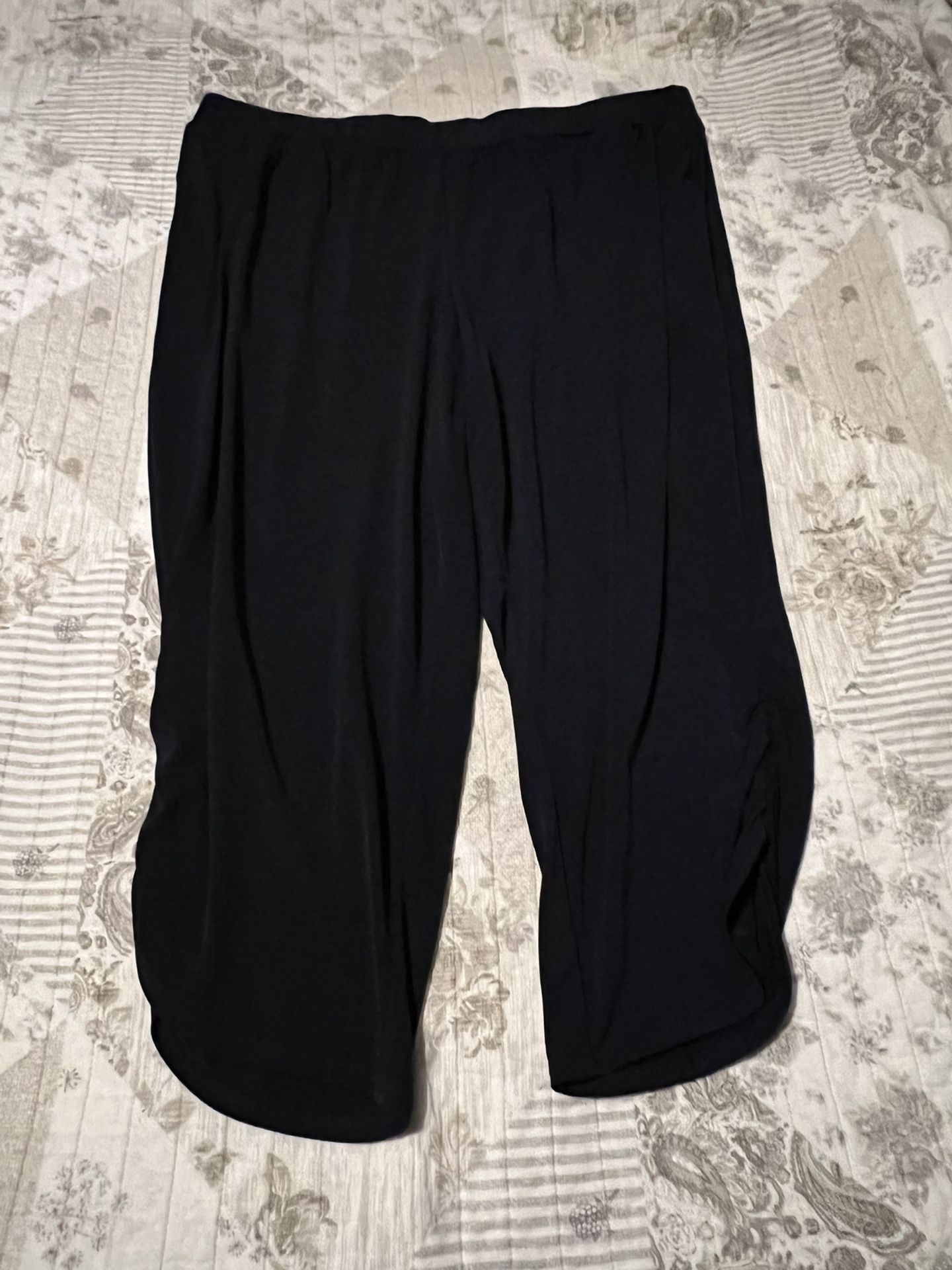 New SUSAN GRAVER Dark Navy Blue Light Weight Liquid Knit Capris With Ruching Detail On Hemline - Petite Large, Never Worn!