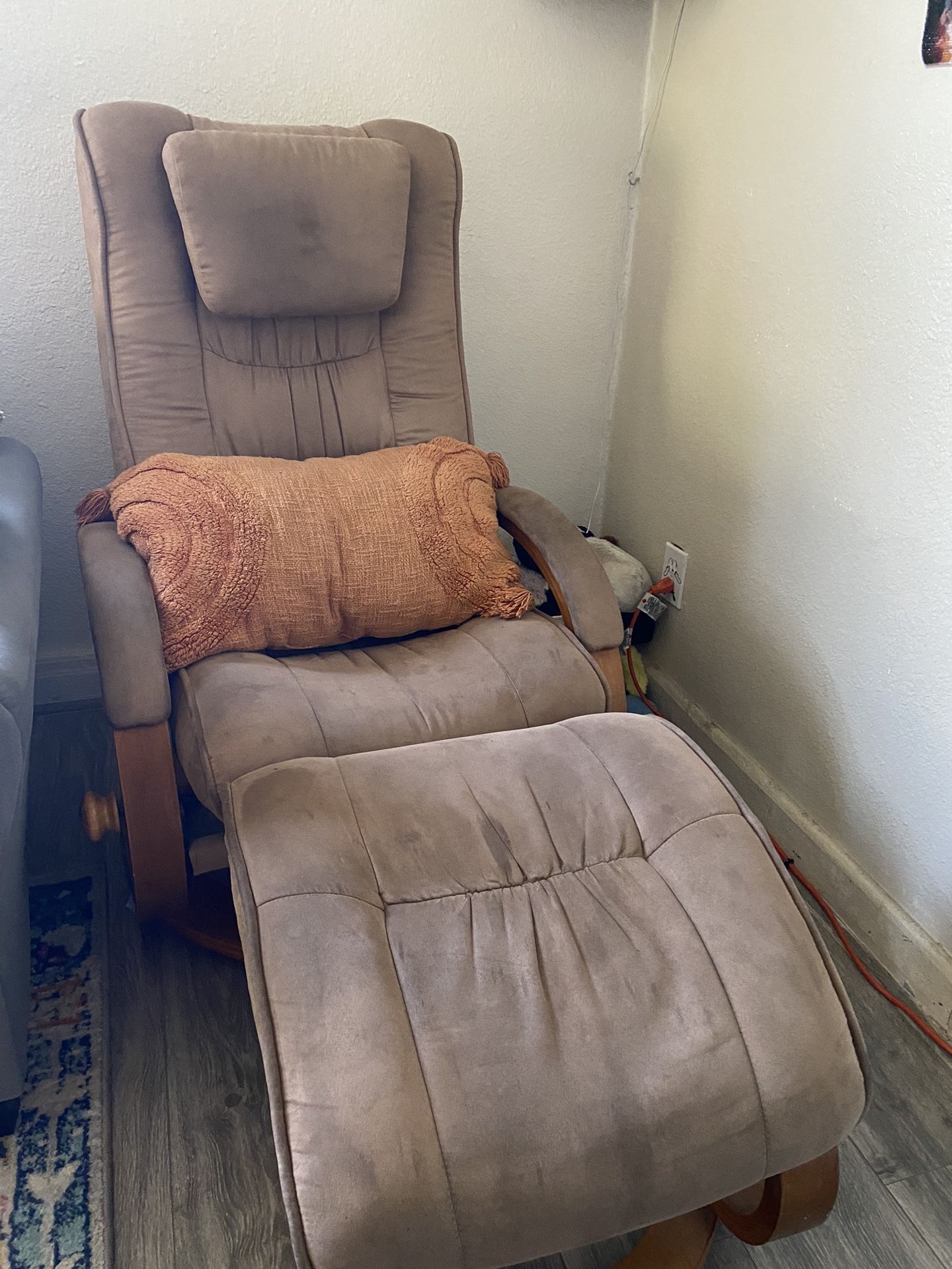 Recliner lounge chair