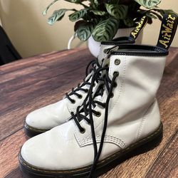 White Dr Martens boots, Vans, Sneakers women adidas Beyonce