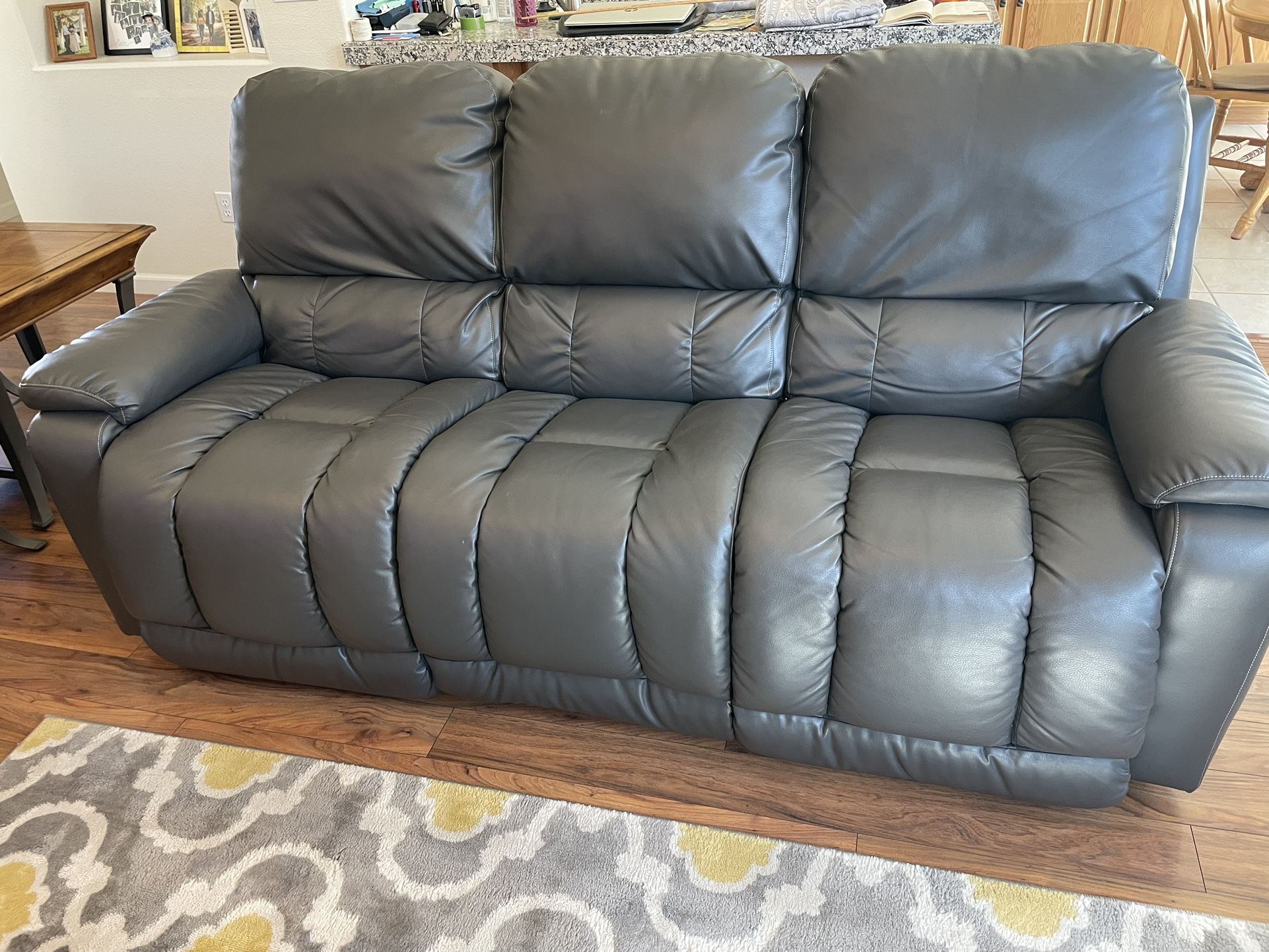 La-Z-Boy Reclining Sofa w/free Loveseat