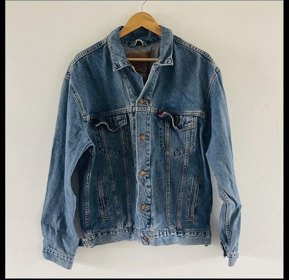 Vintage oversized Levi’s jacket. Bin A