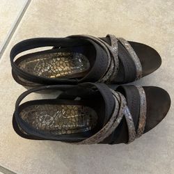 DONALD J PLINER WEDGE HEEL SHOES