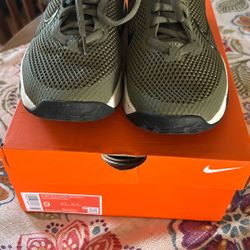 MENS NIKE AIR MAX  Size 9
