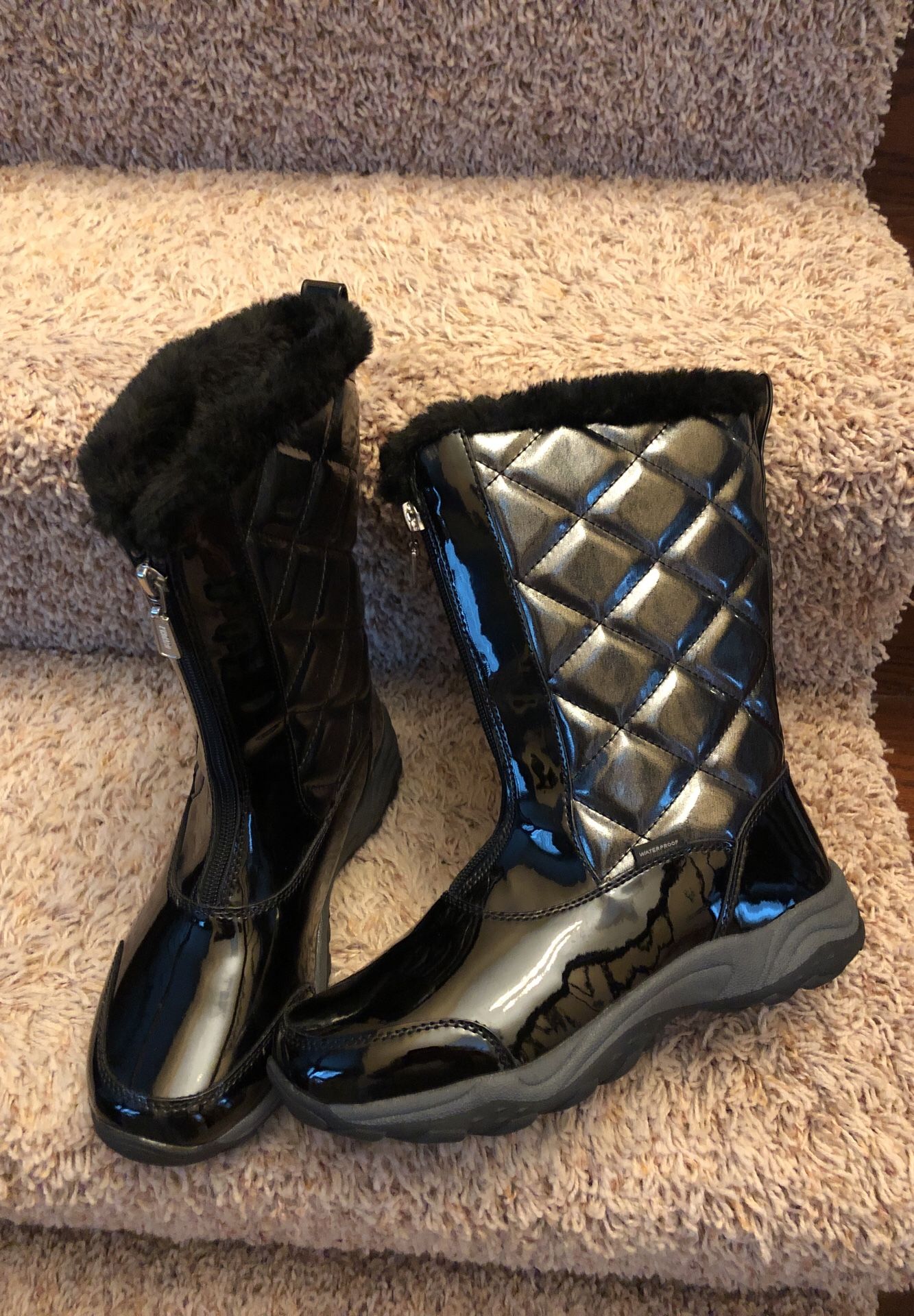 Khombu girls boots brand new size 4