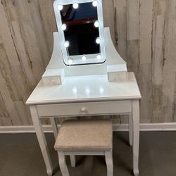 Gorgeous Makeup Vanity With Hollywood LED Lights