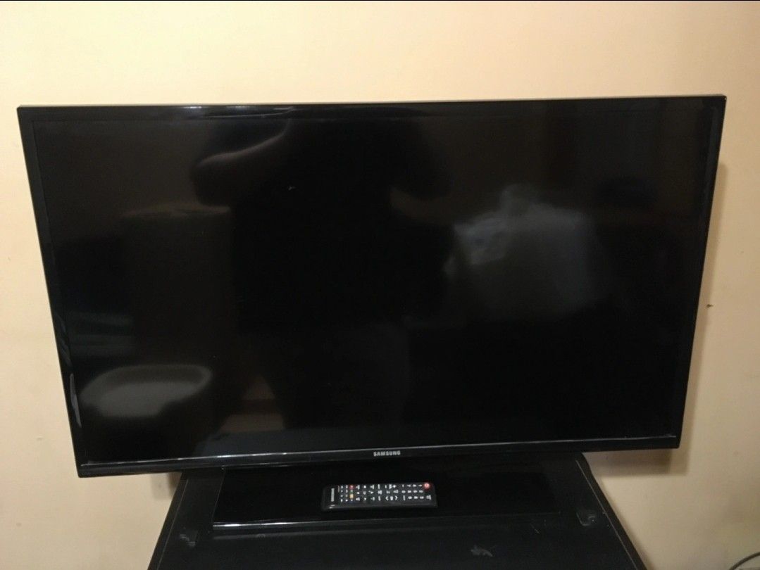 SAMSUNG 40" 1080P HD LED TV MODEL UN40H5003AF W/ STAND & REMOTE