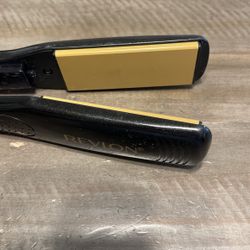 Revlon 1.5” Ceramic Straightener 