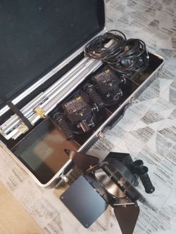 Lowel dp 3 piece lighting with barn doors