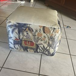 little chair/seat 