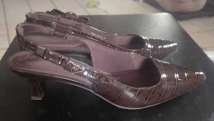 Woman's small heel shoe.