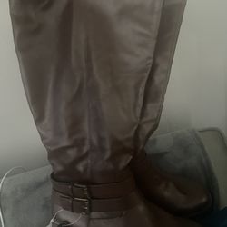 Women’s Boots Size 8 Wide