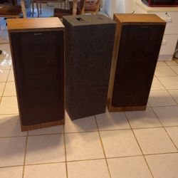 Vintage Pioneer Speakers In Great Condition 