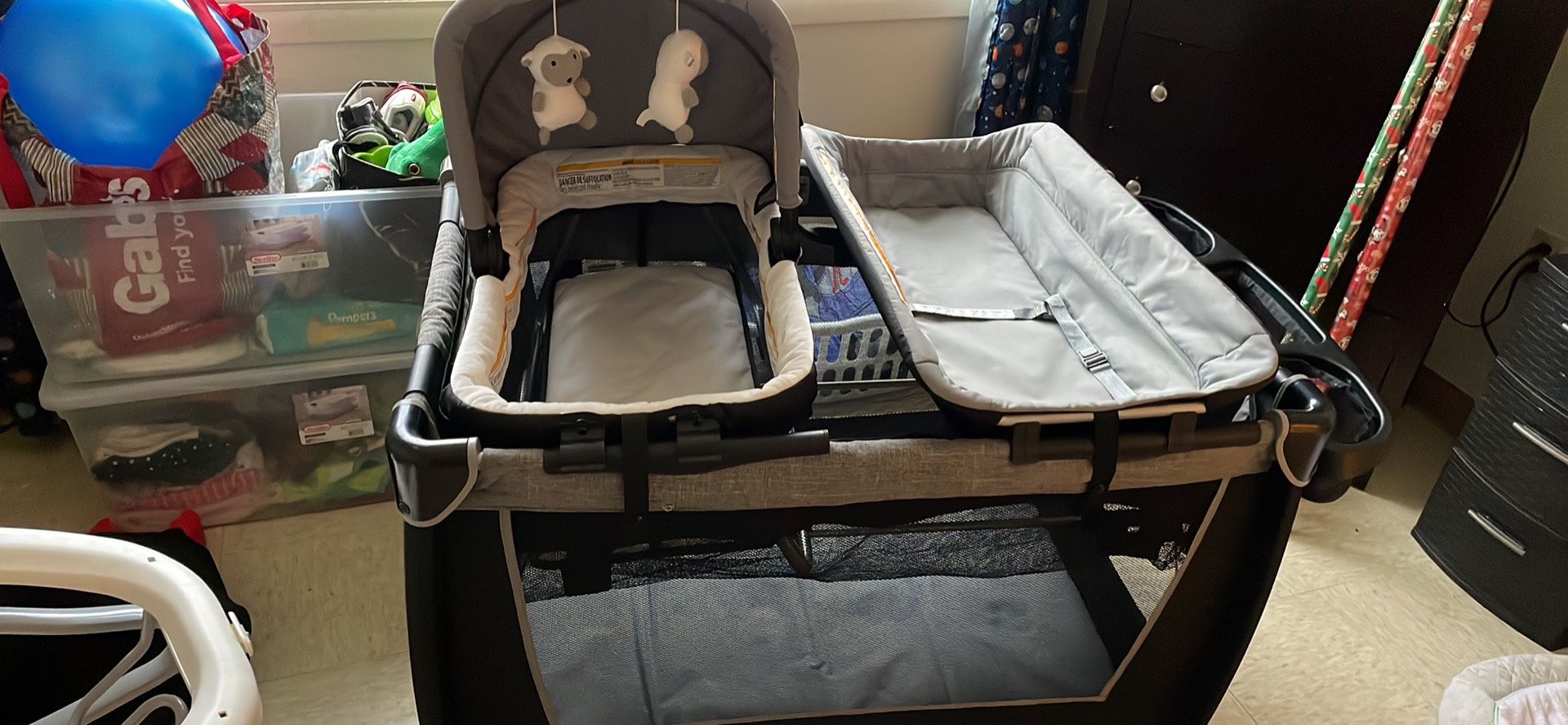 Pack and play/bassinet/changing table