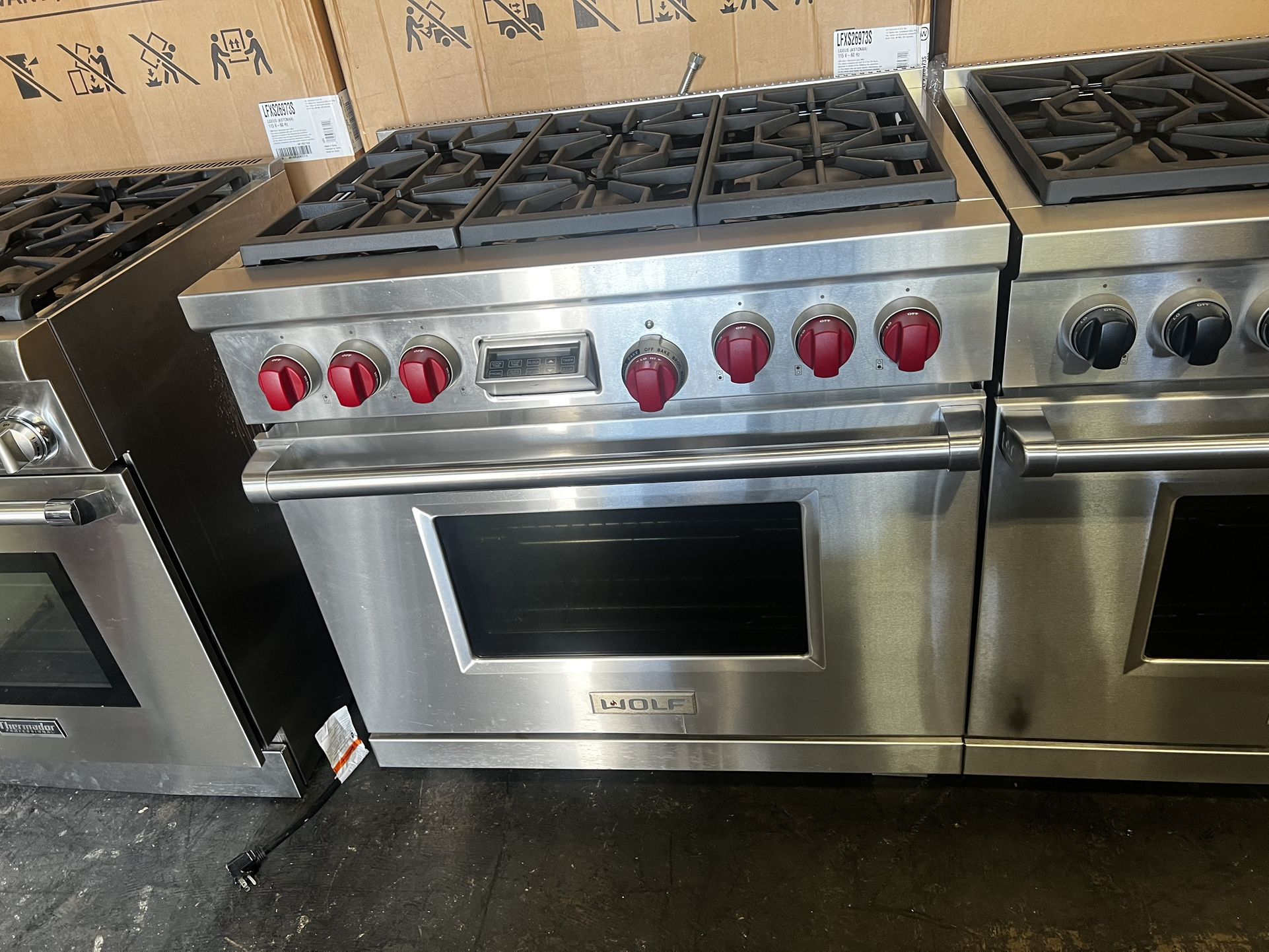 Wolf 36”Wide Dual Fuel Range Stove In Stainless Steel With 6 Burners