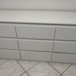 9-Drawer Dresser – Excellent Condition
