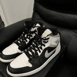 Jordan 1 Mid Black/White-Smoke Grey